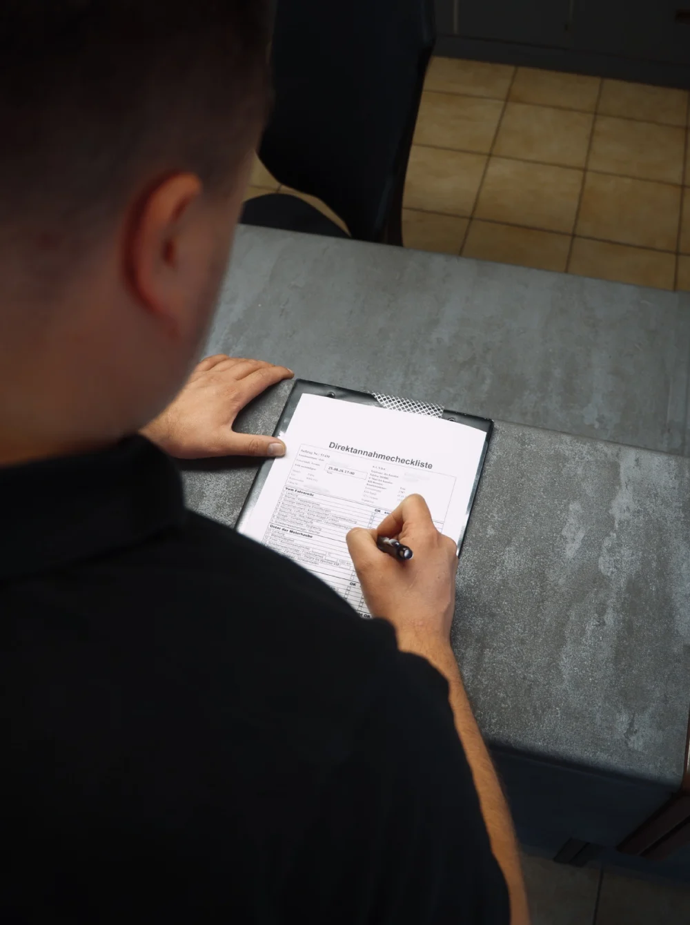Mitarbeiter fuellt die Direktannahmecheckliste aus